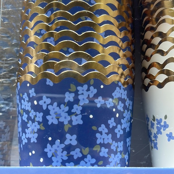 50 BLUE AND GOLD BAKING CUPS - Picture 2 of 7